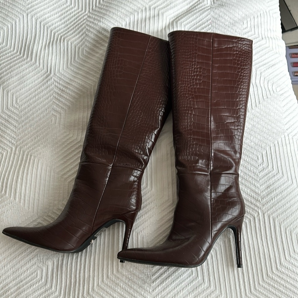 White fox boots
